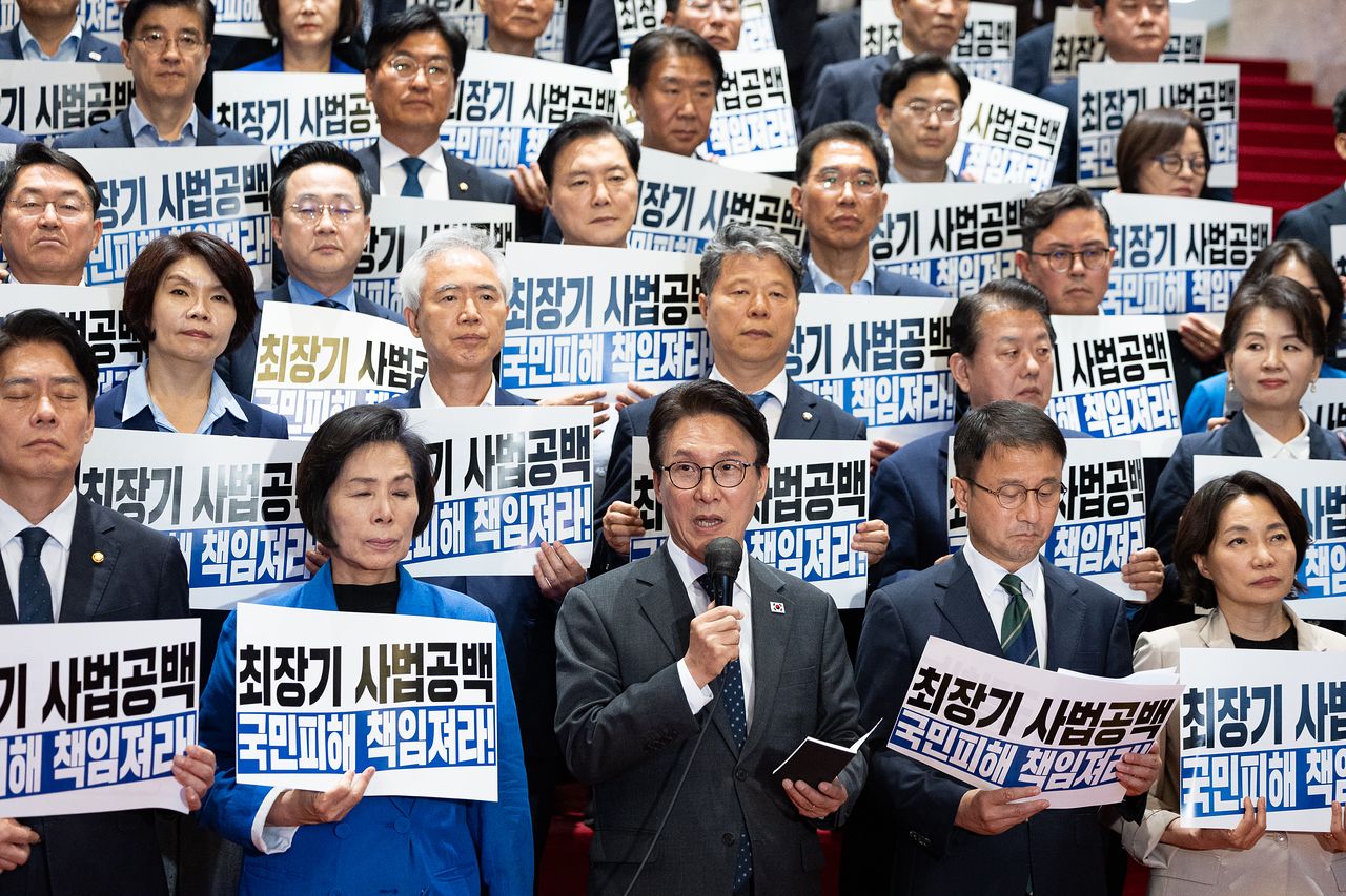 김민석 더불어민주당 대표가 22일 서울 여의도 국회에서 열린 조희대 대법원장, 대법관 재제청 요구 거부 관련 규탄대회에서 규탄발언을 하고 있다. 뉴스1