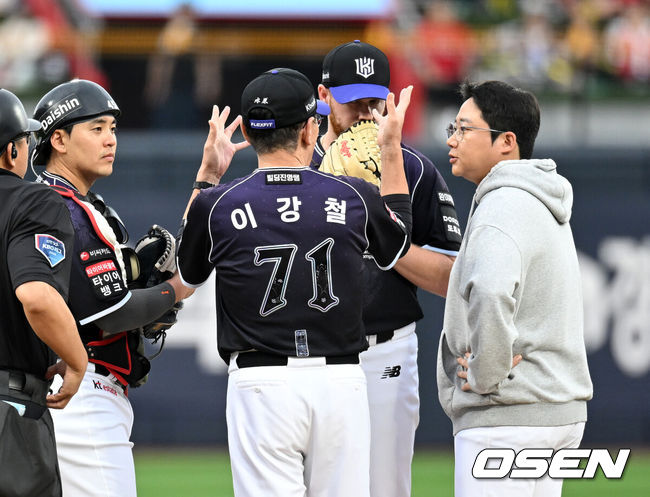 [OSEN=수원, 이대선 기자] 12일 수원 KT위즈파크에서 2026 신한 SOL KBO리그 KT 위즈와 KIA 타이거즈의 경기가 열렸다.KT는 대니엘, KIA는 네일을 선발로 내세웠다.1회초 1사 3루에서 KT 이강철 감독이 마운으를 방문해 대니엘과 이야기를 나누고 있다. 2026.09.12 /sunday@osen.co.kr