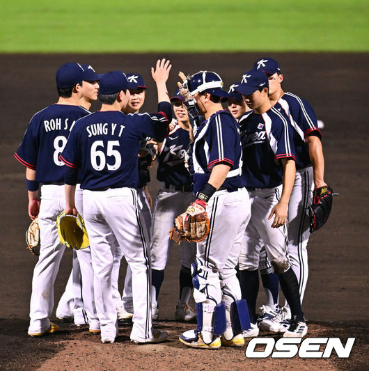 [OSEN=도요하시(일본), 박준형 기자) 류지현 감독이 이끄는 아이치-나고야 아시안게임 한국 야구 대표팀이 홍콩을 상대로 한국 대표팀 역사상 최초로 팀 퍼펙트 게임을 달성했다.한국은 아이치현 도요하시 시민구장에서 열린 2026 아이치-나고야 아시안게임 B조 조별예선 홍콩과의 2차전에서 13-0 7회 콜드승을 거뒀다. 이날 승리로 한국은 조별리그 2승으로 조 1위 자리를 굳건히 지켰다.경기종료 후 야구대표팀 선수들이 승리의 기쁨을 나누고 있다.   2026.09.22 / soul1014@osen.co.kr