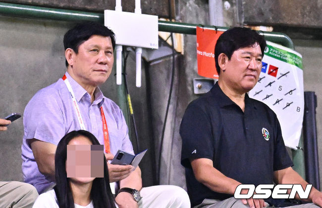 [OSEN=도요하시(일본), 박준형 기자) 22일 일본 아이치현 도요하시 시민구장에서 '2026 아이치·나고야 아시안게임' 조별리그 B조 2차전 한국과 홍콩의 경기가 진행됐다.대회 2연승을 노리는 야구대표팀은 이날 최민석을 선발투수로 내세웠다. 허구연 KBO 총재와 조계현 전력강화위원장이 경기를 관전하고 있다.  2026.09.22 / soul1014@osen.co.kr