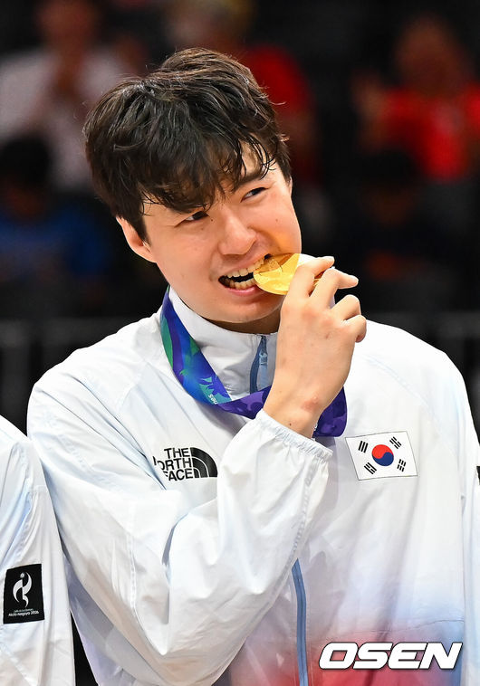 [OSEN=나고야(일본), 박준형 기자] 대한민국 남자농구대표팀이 개최국 일본을 꺾고 12년 만에 아시아 정상으로 돌아왔다. 아시안게임 남자농구 역사상 처음 열린 결승 한일전의 승자는 한국이었다.니콜라스 마줄스 감독이 이끄는 한국은 20일 일본 나고야 IG 아레나에서 열린 2026 아이치·나고야 아시안게임 남자농구 결승에서 일본을 65-57로 제압했다.이현중이 포즈를 취하고 있다.     2026.09.20 / soul1014@osen.co.kr