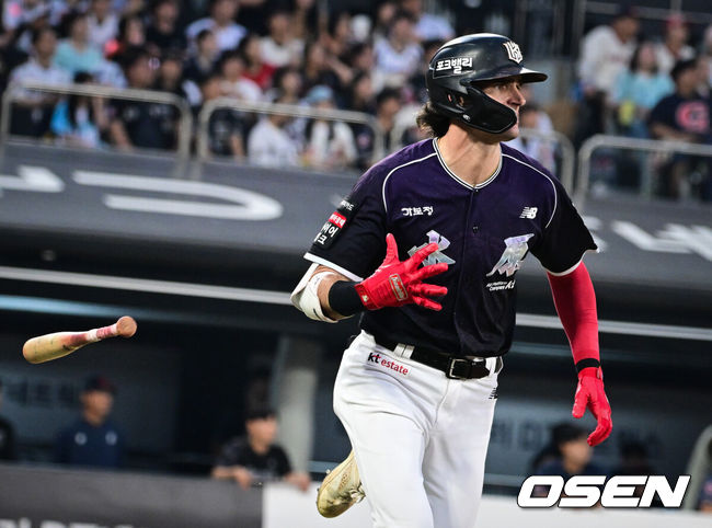 [OSEN=수원, 조은정 기자]13일 수원 KT위즈파크에서 2026 신한 SOL KBO리그 KT 위즈와 롯데 자이언츠의 경기가 열렸다.이날 KT는 소형준, 롯데는 나균안을 선발로 내세웠다.5회말 1사 2루에서 KT 힐리어드가 우중월 투런 홈런을 날리고 있다. 2026.09.13 /cej@osen.co.kr
