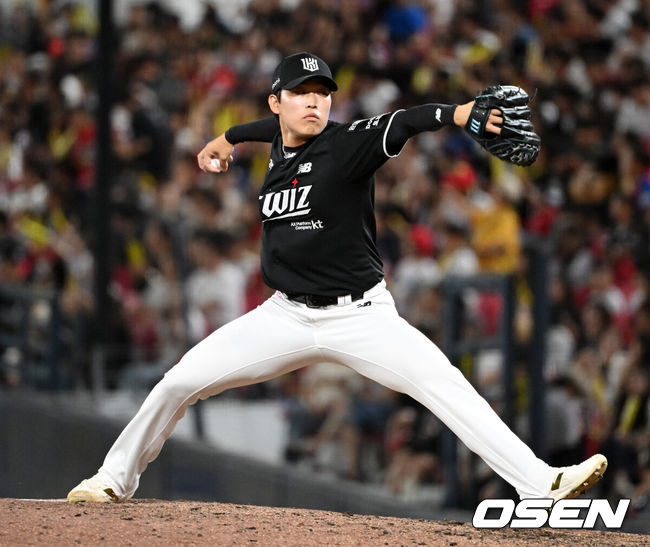 [OSEN=광주, 이대선 기자] 4일 광주-기아 챔피언스필드에서 2026 신한 SOL KBO리그 KIA 타이거즈와 KT 위즈의 경기가 열렸다.이날 KIA는 배제성, KT는 올러를 선발로 내세웠다.7회말 KT 김정운이 역투하고 있다. 2026.09.04 /sunday@osen.co.kr