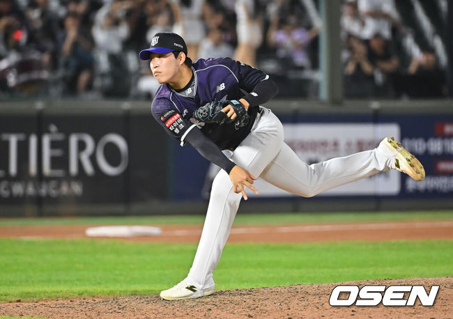 [OSEN=부산, 이석우 기자] 10일 부산 사직야구장에서 2026 신한 SOL KBO 리그 롯데 자이언츠와 KT 위즈의 경기가 열렸다. 홈팀 롯데는 비슬리가, 방문팀 KT는 배제성이 선발 출전했다.KT 위즈 김정운이 역투하고 있다. 2026.09.10 / foto0307@osen.co.kr