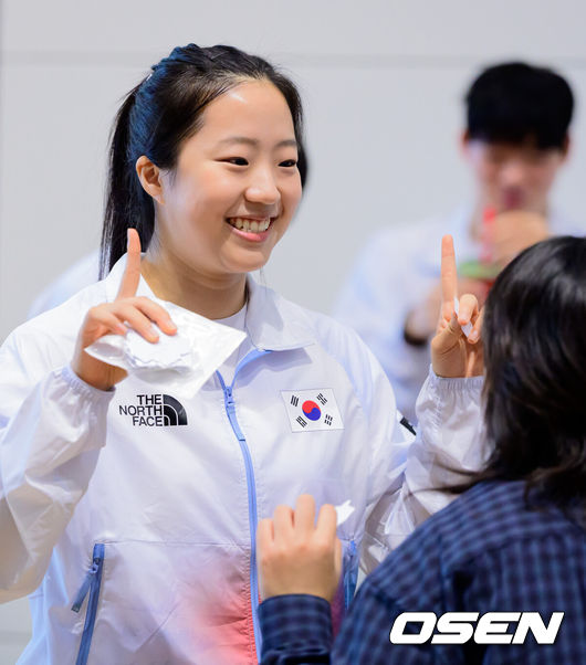 [OSEN=지형준 기자] 2026 아이치-나고야 아시안게임 대한민국 선수단 본단이 17일 오전 인천국제공항을 통해 일본으로 출국했다.아이치-나고야 아시안게임은 19일부터 10월 4일까지 일본 아이치현과 나고야시 일원에서 열린다. 대한민국은 41개 종목에 1,052명의 선수단을 파견한다. 탁구대표팀 신유빈이 동료선수들과 이야기를 나누며 즐거워하고 있다. 2026.09.17 / jpnews@osen.co.kr