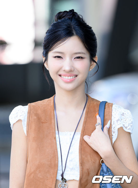 [OSEN=이대선 기자] 그룹 아이들 소연이 16일 서울 목동 SBS에서 SBS 파워FM '두시탈출 컬투쇼’ 게스트로 출연했다.소연은 지난 7일 첫 솔로 정규 앨범 '끝내주는 인생'을 발매하고, 미니 1집 'Windy' 이후 5년 2개월 만에 솔로 활동에 나섰다.소연이 포즈를 취하고 있다. 2026.09.16 /sunday@osen.co.kr