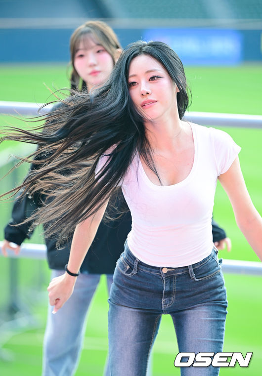 미모 흩날리며 리허설 펼치는 김민서 치어리더