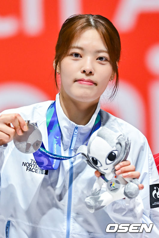 [OSEN=아이치현(일본), 박준형 기자] 한국 펜싱 여자 플뢰레 박지희가 생애 첫 아시안게임에서 은메달을 목에 걸었다.박지희는 23일 일본 아이치현 도코나메 아이치 스카이 엑스포서 열린 2026 아이치·나고야 AG 펜싱 여자 플뢰레 개인전 결승에서 우에노 유카(일본)에게 4-15로 졌다.시상식에서 박지희가 포즈를 취하고 있다. 2026.09.23 / soul1014@osen.co.kr