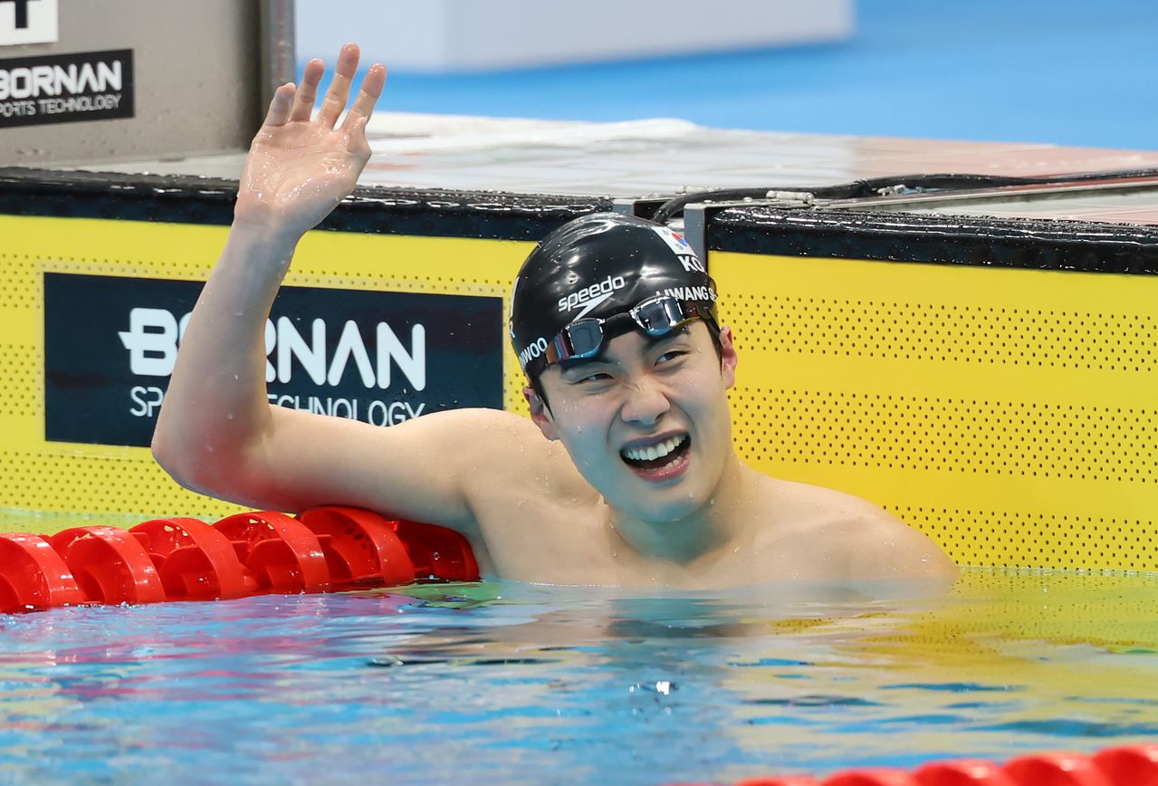 2026 아이치·나고야 아시안게임 남자 자유형 200m 결선을 2위로 마친 뒤 아쉬워하는 황선우. 뉴스1