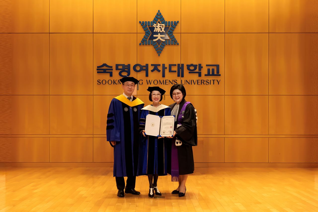 왼쪽부터 최영우 숙명여자대학교 대학원장, 정춘희 숙명발전위원장, 문시연 숙명여자대학교 총장. 
