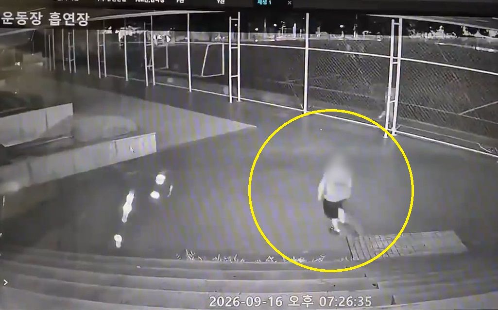 지난 16일 오후 이른바 '대전 도솔산 바바리맨'으로 불린 50대 남성이 음란행위 범죄를 저지른 뒤 운동장을 가로 질러 가고 있다. [사진 대전서부경찰서]