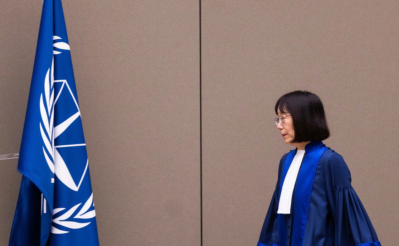 아카네 도모코 국제형사재판소(ICC) 소장이 지난 2024년 11월 네덜란드 헤이그 ICC 법정에 들어서고 있다. AP=연합뉴스