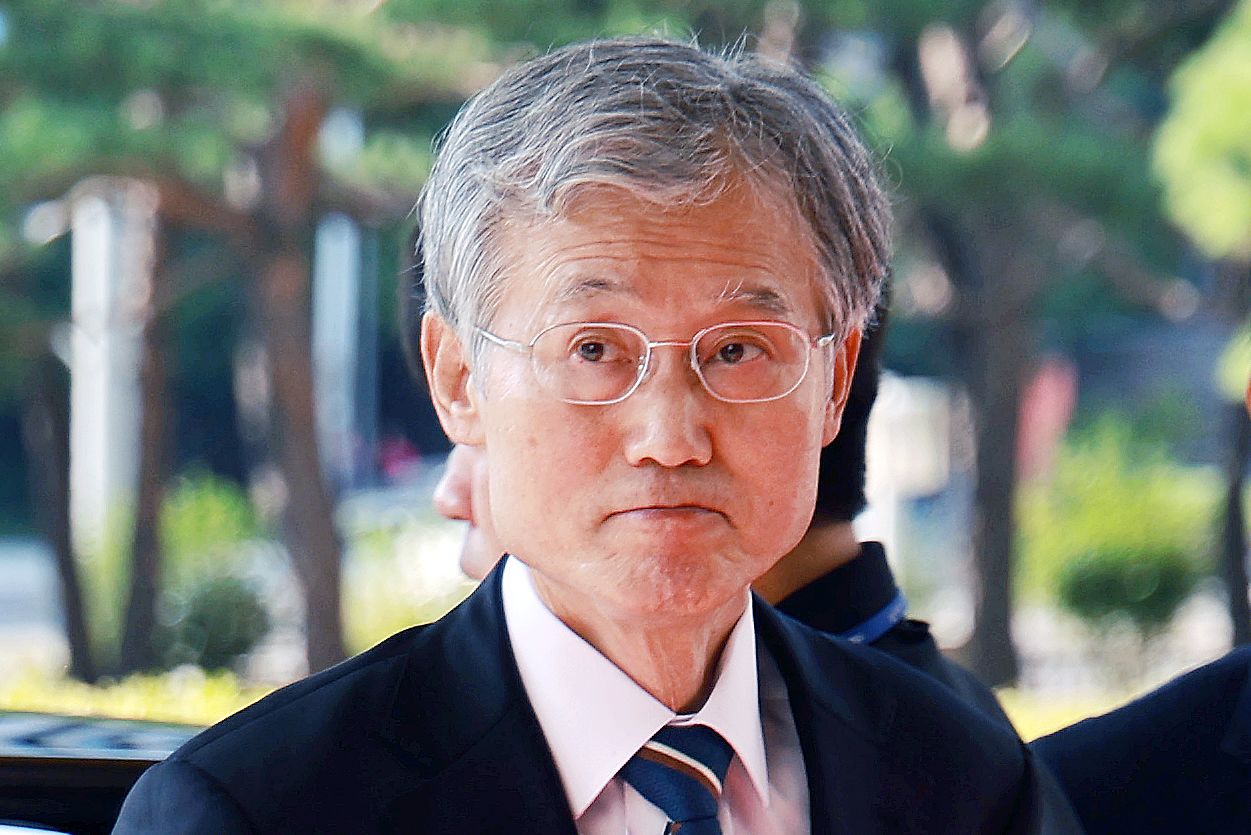 (서울=뉴스1) 이호윤 기자 = 조희대 대법원장이 23일 서울 서초구 대법원 청사로 출근하고 있다. 뉴스1