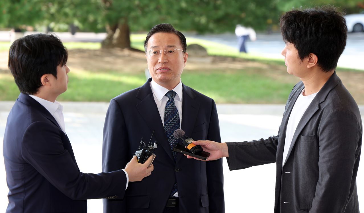 이정현 검찰총장 직무대행이 23일 서울 서초구 대검찰청으로 출근하며 취재진 질문에 답변하고 있다. 뉴스1
