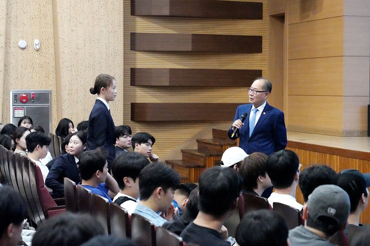 이재용 영남이공대학교 총장이 ‘2026학년도 총장 토크 콘서트’에서 학생의 질문에 답하고 있다.