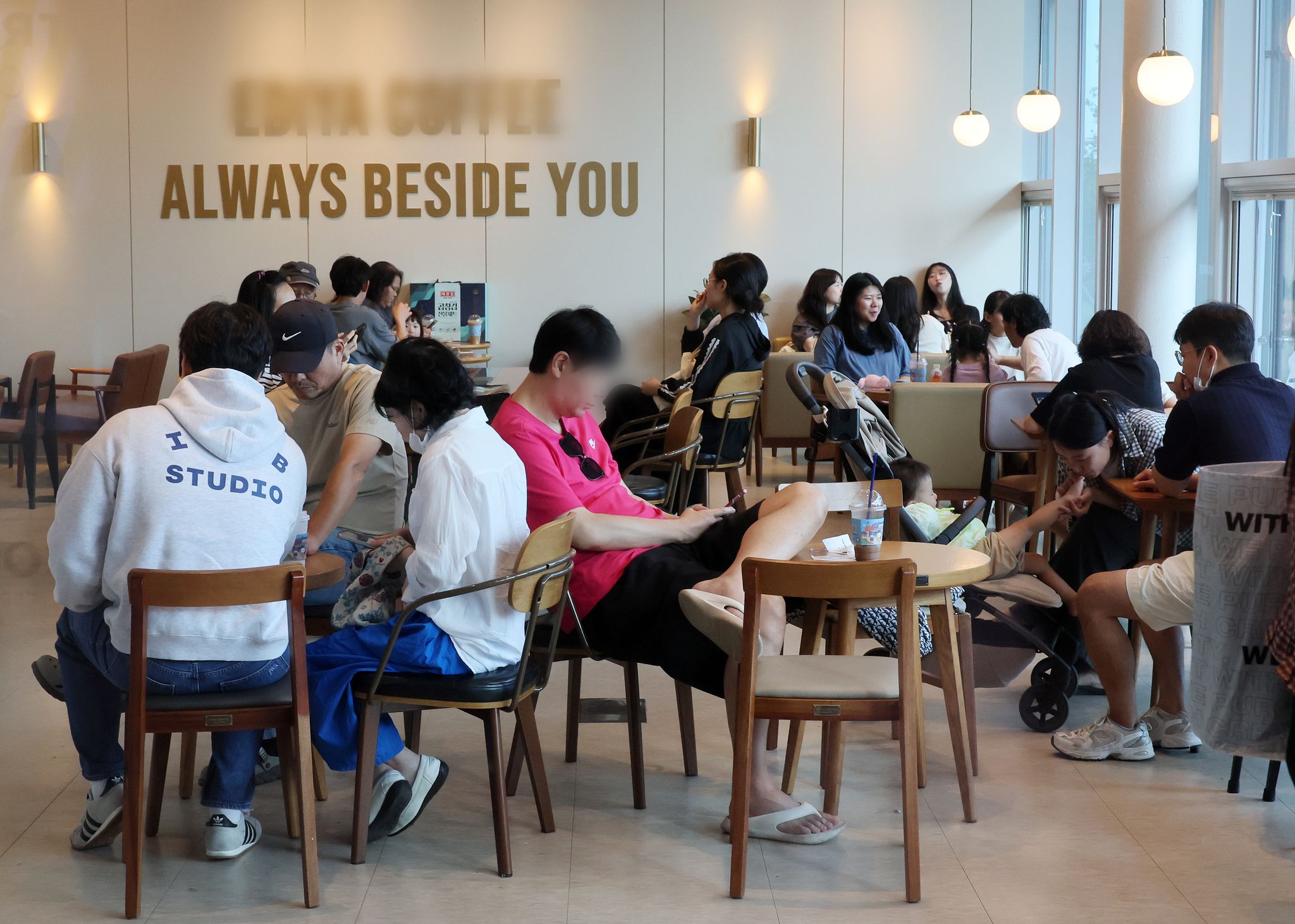 23일 부산 북항 친수공원 내 한 카페가 상어를 보러 공원을 찾은 시민과 관광객들로 가득 차 있다.