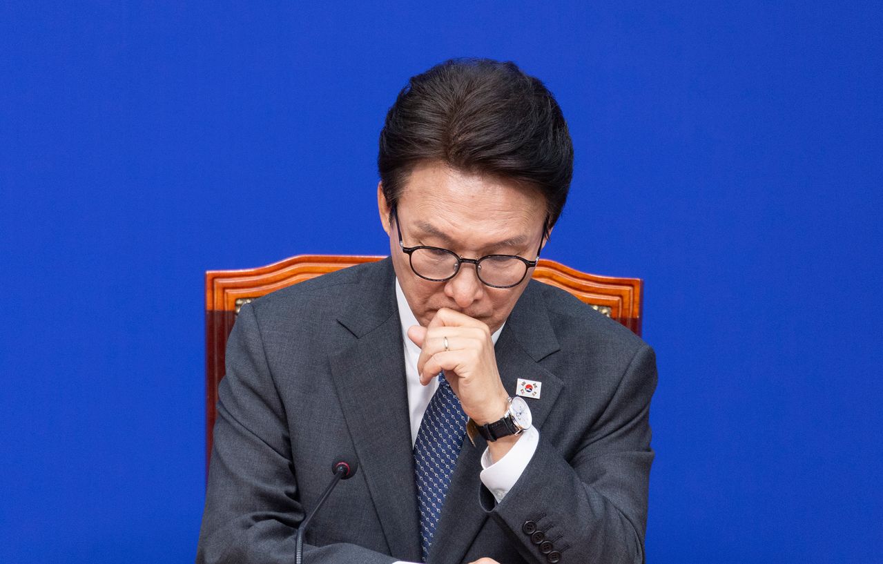 더불어민주당 김민석 대표가 23일 국회에서 열린 최고위원회의 도중 생각에 잠겨 있다. 연합뉴스