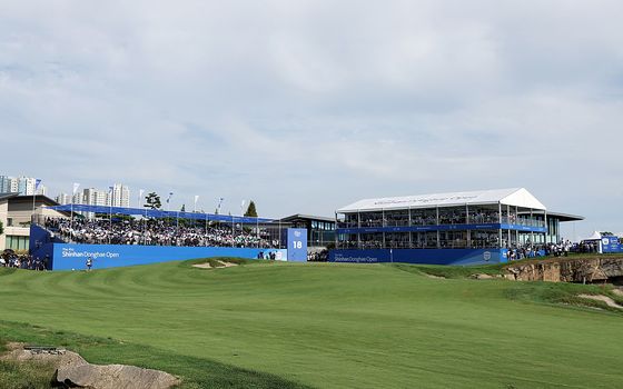 한국프로골프(KPGA) 투어 신한동해오픈이 지난해 9월 14일 인천 잭니클라우스GC에서 막을 내렸다. 우승컵은 1만6000여 명의 갤러리 앞에서 일본의 히가 가즈키가 들어올렸다. 사진 KPGA 인스타그램 캡처