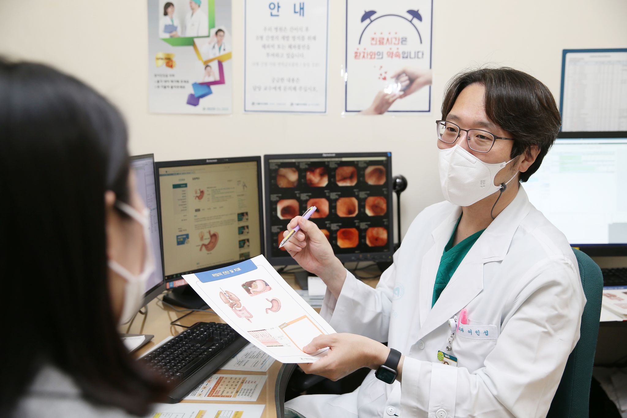이인섭 서울아산병원 위장관외과 교수가 환자를 진료하고 있다. 사진 서울아산병원