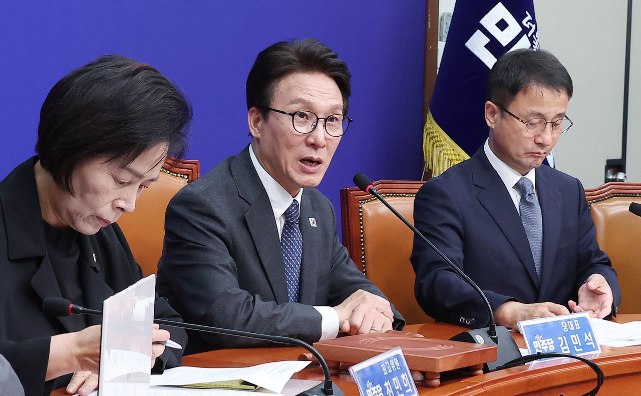 김민석 더불어민주당 대표(가운데)가 23일 국회에서 열린 최고위원회의에서 발언하고 있다. 임현동 기자