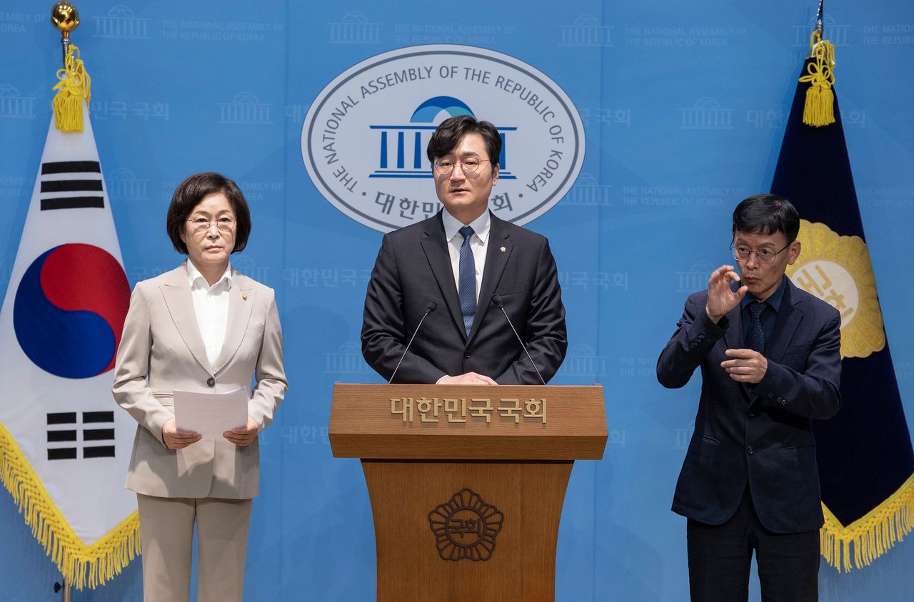 더불어민주당 국회 산업통상자원중소벤처기업위원회(산자위) 위원인 장철민(가운데), 오세희 의원(왼쪽)이 23일 국회 소통관에서 전날 국회에서 진행된 정부의 대미 투자 관련 비공개 보고 내용 불법 녹취와 유출된 것을 규탄하는 기자회견을 하고 있다.   연합뉴스