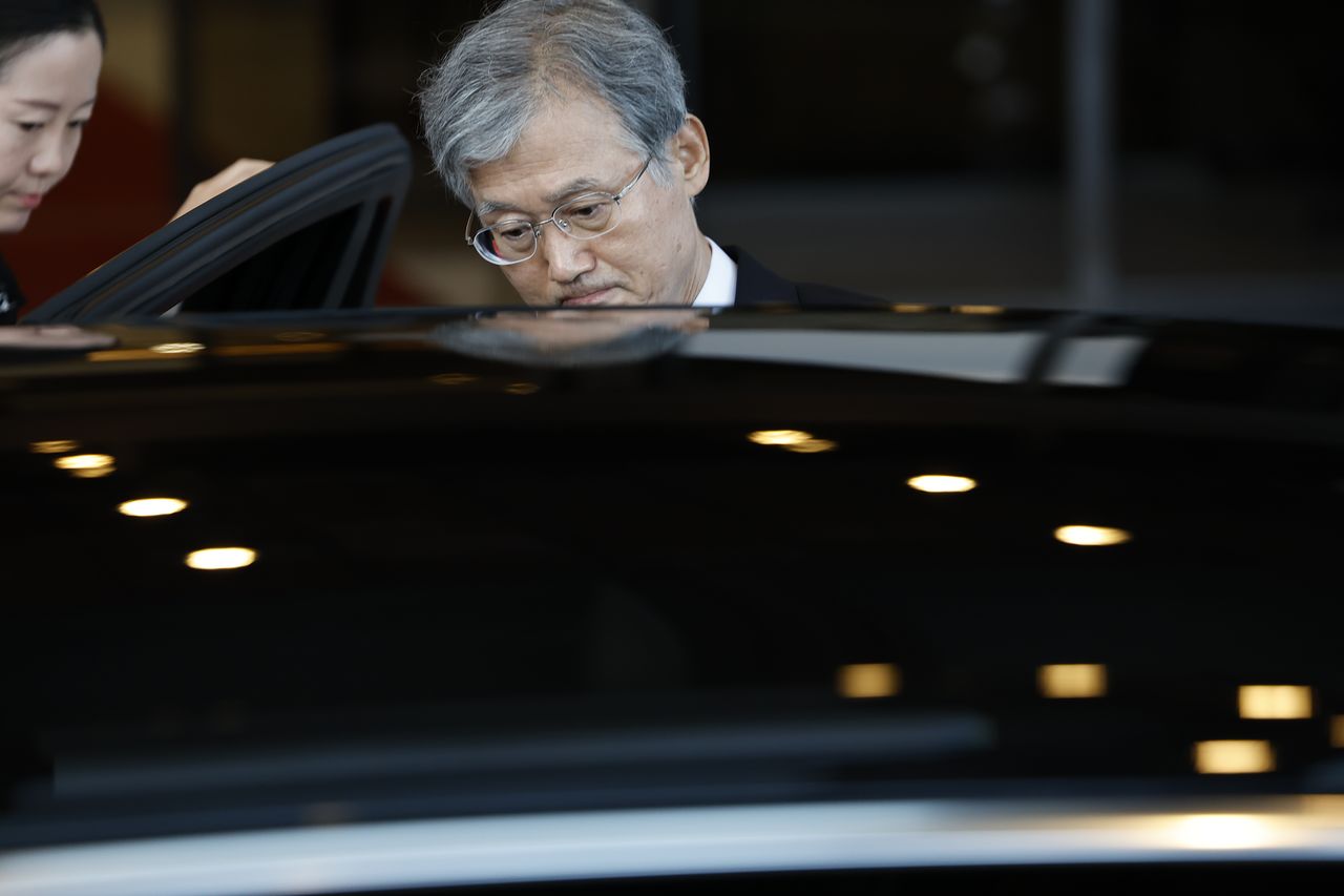 이재명 대통령의 대법관 후보 재제청 요구에 거부 의사를 밝힌 조희대 대법원장이 22일 오후 서울 서초구 서초동 대법원에서 퇴근하고 있다. 뉴스1