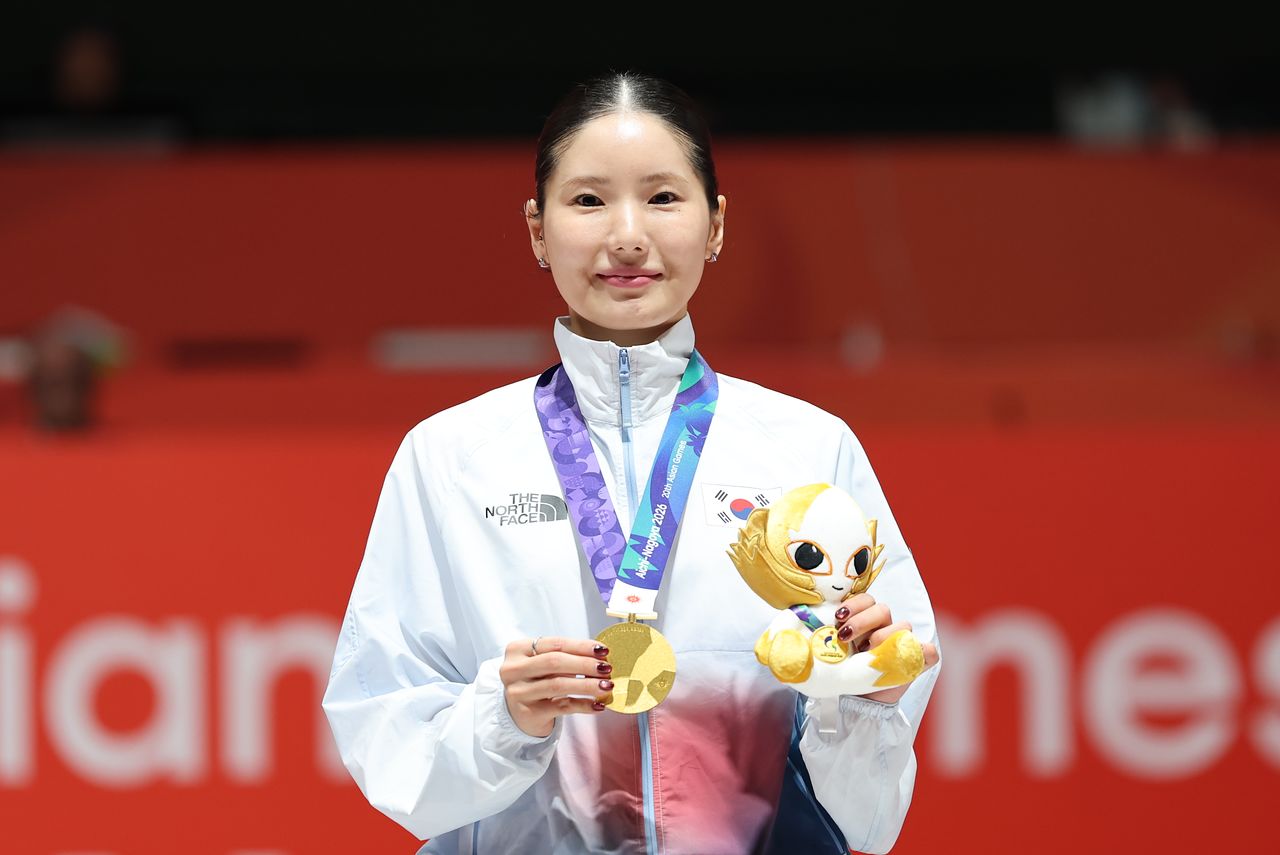 대한민국 송세라가 21일 일본 아이치 스카이 엑스포홀에서 열린 2026 아이치·나고야 아시안게임 펜싱 여자 에페 개인전에서 금메달을 차지한 뒤 메달을 들어 보이고 있다. 뉴스1