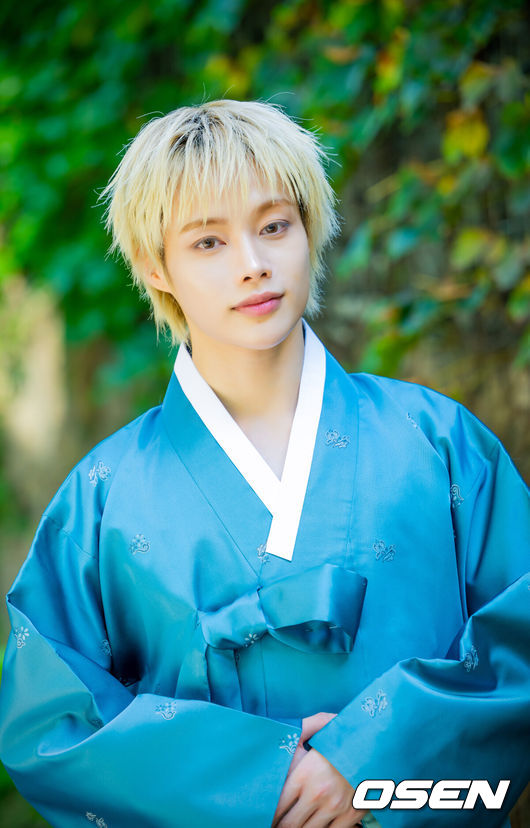 [OSEN=민경훈 기자] 그룹 템페스트(TEMPEST) 멤버 한빈이 최근 서울 마포구 합정동 OSEN 사무실에서 인터뷰를 가졌다.한빈은 최근 첫 번째 디지털 싱글 ‘No Fear(노 피어)’를 발매하며 솔로 활동을 시작했다. ‘노 피어’는 태양처럼 뜨겁고 거침없는 한빈의 에너지를 응축한 하이 에너지 댄스 팝 트랙이다. 숱한 두려움에도 불구하고 앞으로 나아가고자 하는 당찬 태도와 자신감을 담아 한빈 만의 긍정적인 에너지를 전했다. 템페스트 한빈이 카메라 앞에서 포즈를 취하고 있다. 2026.09.24 / rumi@osen.co.kr