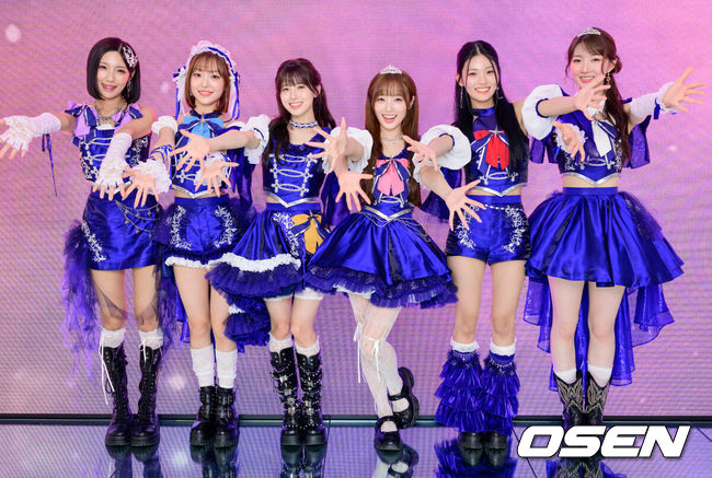 [OSEN=지형준 기자] 걸그룹 라잇썸(상아, 초원, 나영, 히나, 주현, 유정)이 22일 서울 성동구 큐브 엔터테인먼트 사옥에서 일본 데뷔 앨범 발매 인터뷰를 가졌다.올해 데뷔 5주년을 맞은 라잇썸(LIGHTSUM)이 일본 데뷔에 나서며 2년 만에 완전체로 돌아온다. 지난 16일 짝사랑의 설렘을 담은 타이틀곡 'どうして(Doshite)'를 선공개한 라잇썸은 다큐멘터리 'Re:Idol'로 2년 만의 치열한 도전기를 보여줬으며, 23일 미니 앨범을 정식 발매하고 주요 도시 프로모션과 대규모 페스티벌 무대에 오르는 등 본격적인 글로벌 행보에 박차를 가할 예정이다.라잇썸이 포즈를 취하고 있다. / jpnews@osen.co.kr