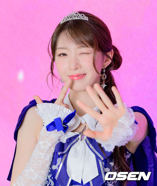 [OSEN=지형준 기자] 걸그룹 라잇썸(상아, 초원, 나영, 히나, 주현, 유정)이 22일 서울 성동구 큐브 엔터테인먼트 사옥에서 일본 데뷔 앨범 발매 인터뷰를 가졌다.라잇썸(LIGHTSUM)은 지난 16일 일본 데뷔 앨범 'Re:idol'의 타이틀곡 'どうして'(Doshite) 음원을 공개했다. 'どうして'(Doshite)는 좋아하는 사람의 말과 행동에 흔들리는 짝사랑의 설렘과 초조함을 사랑스럽게 풀어낸 곡이다.'Re:idol'에는 타이틀곡 'どうして'(Doshite)를 비롯해 'Fallin' World', 'Stop and Go', '夜をく君へ' 등 신곡 4곡과 지난 2024년 발매한 디지털 싱글 'POSE!'에 귀여운 매력을 더한 'POSE! (Kawaii ver.)'까지 총 5곡이 수록됐다.라잇썸 주현이 포즈를 취하고 있다. / jpnews@osen.co.kr