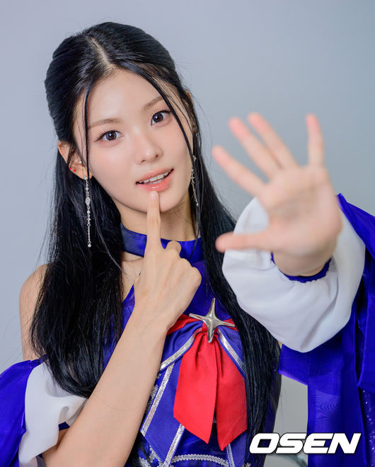 [OSEN=지형준 기자] 걸그룹 라잇썸(상아, 초원, 나영, 히나, 주현, 유정)이 22일 서울 성동구 큐브 엔터테인먼트 사옥에서 일본 데뷔 앨범 발매 인터뷰를 가졌다.라잇썸(LIGHTSUM)은 지난 16일 일본 데뷔 앨범 'Re:idol'의 타이틀곡 'どうして'(Doshite) 음원을 공개했다. 'どうして'(Doshite)는 좋아하는 사람의 말과 행동에 흔들리는 짝사랑의 설렘과 초조함을 사랑스럽게 풀어낸 곡이다.'Re:idol'에는 타이틀곡 'どうして'(Doshite)를 비롯해 'Fallin' World', 'Stop and Go', '夜をく君へ' 등 신곡 4곡과 지난 2024년 발매한 디지털 싱글 'POSE!'에 귀여운 매력을 더한 'POSE! (Kawaii ver.)'까지 총 5곡이 수록됐다.라잇썸 상아가 포즈를 취하고 있다. / jpnews@osen.co.kr