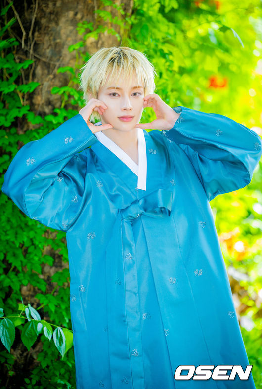 [OSEN=민경훈 기자] 그룹 템페스트(TEMPEST) 멤버 한빈이 최근 서울 마포구 합정동 OSEN 사무실에서 인터뷰를 가졌다.한빈은 최근 첫 번째 디지털 싱글 ‘No Fear(노 피어)’를 발매하며 솔로 활동을 시작했다. ‘노 피어’는 태양처럼 뜨겁고 거침없는 한빈의 에너지를 응축한 하이 에너지 댄스 팝 트랙이다. 숱한 두려움에도 불구하고 앞으로 나아가고자 하는 당찬 태도와 자신감을 담아 한빈 만의 긍정적인 에너지를 전했다. 템페스트 한빈이 카메라 앞에서 포즈를 취하고 있다. 2026.09.24 / rumi@osen.co.kr