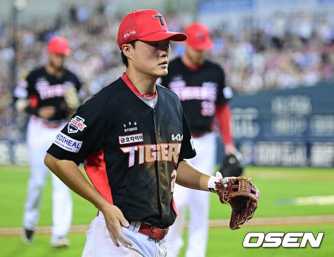 [OSEN=잠실, 최규한 기자] 23일 서울 잠실야구장에서 ‘2026 신한 SOL Bank KBO리그’ 두산 베어스와 KIA 타이거즈의 경기가 열렸다.홈팀 두산은 잭로그, 방문팀 KIA는 애덤 올러를 선발로 내세웠다.2회말 1사 1, 2루 상황 두산 박찬호의 타구를 병살로 이끈 KIA 유격수 박민이 더그아웃으로 향하고 있다. 2026.09.23 / dreamer@osen.co.kr