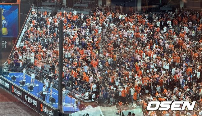 [OSEN=대전, 조은혜 기자] 한화 이글스가 5-9 4점 차로 끌려가던 9회말 2아웃 상황에서 한화 팬들이 응원을 하고 있다. 