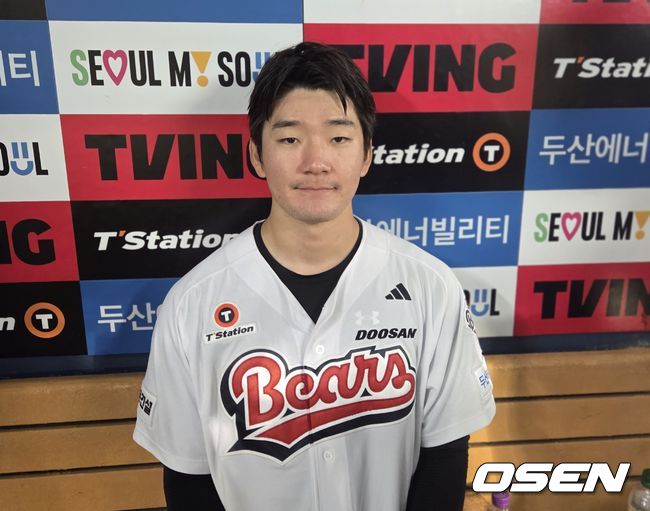 [OSEN=잠실, 한용섭 기자] 프로야구 두산 베어스의 안재석이 23일 잠실구장에서 열린 KIA 타이거즈와 경기에서 9회말 끝내기 안타를 때려, 3-2 짜릿한 승리를 거뒀다. 경기 후 안재석이 취재진과 인터뷰를 하고 있다. /orange@osen.co.kr