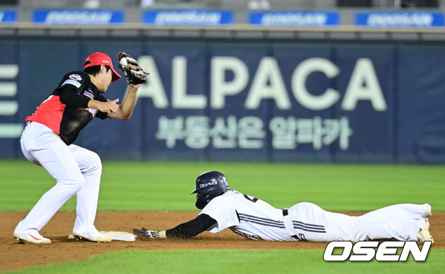 [OSEN=잠실, 최규한 기자] 23일 서울 잠실야구장에서 ‘2026 신한 SOL Bank KBO리그’ 두산 베어스와 KIA 타이거즈의 경기가 열렸다.홈팀 두산은 잭로그, 방문팀 KIA는 애덤 올러를 선발로 내세웠다.9회말 2사 1루 상황 두산 안재석 타석 때 주자 강승호가 2루 도루에 성공하고 있다. 2026.09.23 / dreamer@osen.co.kr