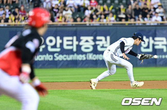 [OSEN=잠실, 최규한 기자] 23일 서울 잠실야구장에서 ‘2026 신한 SOL Bank KBO리그’ 두산 베어스와 KIA 타이거즈의 경기가 열렸다.홈팀 두산은 잭로그, 방문팀 KIA는 애덤 올러를 선발로 내세웠다.1회초 1사 3루 상황 KIA 김선빈의 내야 땅볼 때 두산 3루수 안재석이 포구 실책을 범하고 있다. 2026.09.23 / dreamer@osen.co.kr