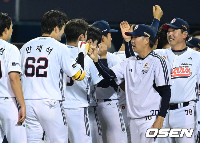 [OSEN=잠실, 최규한 기자] 23일 서울 잠실야구장에서 ‘2026 신한 SOL Bank KBO리그’ 두산 베어스와 KIA 타이거즈의 경기가 열렸다.이날 경기는 9회말 2사 2루 상황 두산 안재석이 끝내기 안타를 치며 홈팀 두산이 3-2 짜릿한 승리를 거뒀다.9회말 2사 2루 상황 두산 안재석이 끝내기 안타를 날린 뒤 김원형 감독과 인사를 나누고 있다. 2026.09.23 / dreamer@osen.co.kr