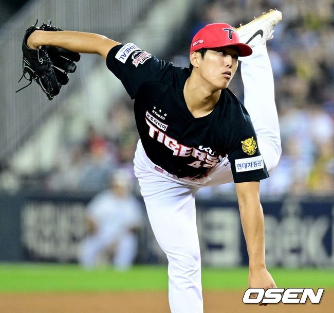 [OSEN=잠실, 최규한 기자] 23일 서울 잠실야구장에서 ‘2026 신한 SOL Bank KBO리그’ 두산 베어스와 KIA 타이거즈의 경기가 열렸다.홈팀 두산은 잭로그, 방문팀 KIA는 애덤 올러를 선발로 내세웠다.9회말 마운드에 오른 KIA 이의리가 힘차게 공을 뿌리고 있다. 2026.09.23 / dreamer@osen.co.kr