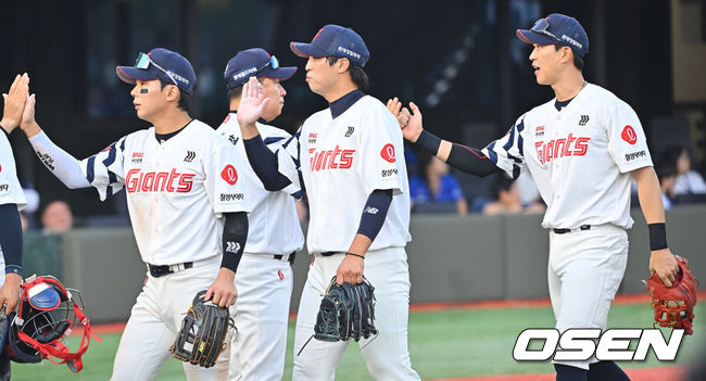 [OSEN=부산, 이석우 기자] 20일 부산 사직야구장에서 2026 신한 SOL KBO 리그 롯데 자이언츠와 삼성 라이온즈의 경기가 열렸다. 홈팀 롯데는 김태균이, 방문팀 삼성은 원태인이 선발 출전했다.롯데 자이언츠 김태형 감독이 삼성 라이온즈에 13-6으로 승리한 후 선수들과 기쁨을 나누고 있다. 2026.09.20 / foto0307@osen.co.kr