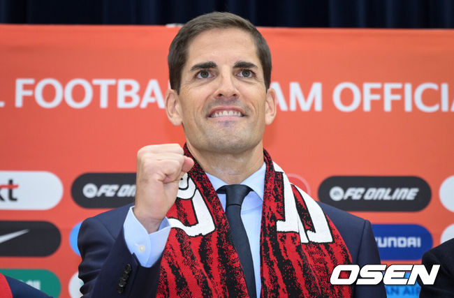 [OSEN=천안, 조은정 기자]로베르트 모레노 감독 취임 및 하나은행 초청 축구국가대표팀 친선경기 명단발표 기자회견이 14일 오후 천안 코리아풋볼파크 스타디움 대강당에서 열렸다.로베르트 모레노(49) 대한민국 축구대표팀 임시 감독의 계약 기간은 오는 11월 27일까지다. 9월과 10월 4경기, 11월 2경기 등 단 6차례의 A매치에서 자신을 증명해야 한다. 성적과 경기 내용에 따라 내년 1월 열리는 2027 아시아축구연맹(AFC) 아시안컵까지 계약이 연장될 수 있다.모레노 임시 감독이포즈를 취하고 있다. 2026.09.14 /cej@osen.co.kr