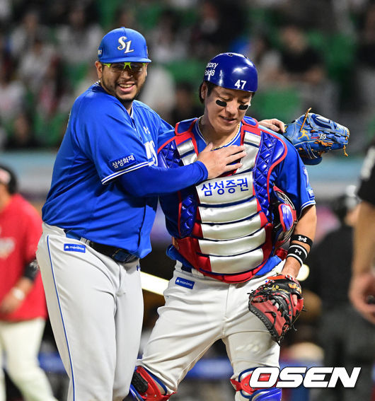 [OSEN=인천, 지형준 기자] 24일 인천 SSG랜더스필드에서 ‘2026 신한은행 SOL Bank KBO리그’ SSG 랜더스와 삼성 라이온즈의 경기가 열렸다.SSG은 김민준, 삼성은 후라도를 선발로 내세웠다.7회말 2실점을 허용한 삼성 후라도가 이닝을 마치고 강민호와 손을 맞잡고 있다. 2026.09.24 / jpnews@osen.co.kr