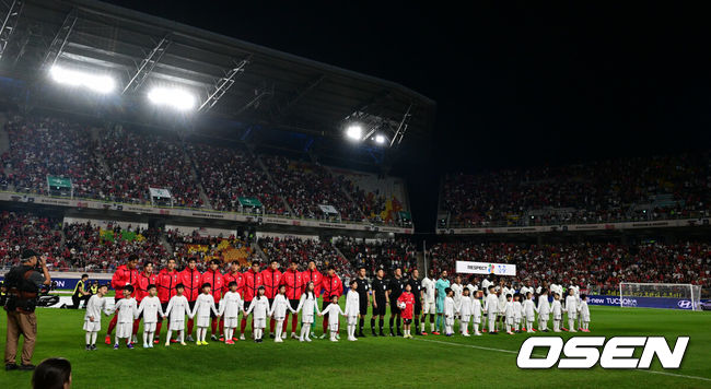 [OSEN=수원, 조은정 기자]로베르트 모레노 감독이 이끄는 대한민국 축구대표팀이 24일 수원월드컵경기장에서 에콰도르와 친선경기를 가졌다.이날 경기는 모레노 감독의 대한민국 축구대표팀 데뷔전으로 임시 감독의 계약 기간은 오는 11월 27일까지다. A매치 6경기를 치른 뒤 성적과 경기 내용을 바탕으로 계약 연장 여부가 결정된다.대한민국 대표팀이 애국가를 제창하고 있다. 2026.09.24 /cej@osen.co.kr