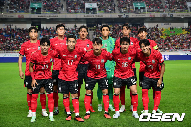 [OSEN=수원, 조은정 기자]로베르트 모레노 감독이 이끄는 대한민국 축구대표팀이 24일 수원월드컵경기장에서 에콰도르와 친선경기를 가졌다.이날 경기는 모레노 감독의 대한민국 축구대표팀 데뷔전으로 임시 감독의 계약 기간은 오는 11월 27일까지다. A매치 6경기를 치른 뒤 성적과 경기 내용을 바탕으로 계약 연장 여부가 결정된다.에콰도르전 베스트11이 포즈를 취하고 있다. 2026.09.24 /cej@osen.co.kr