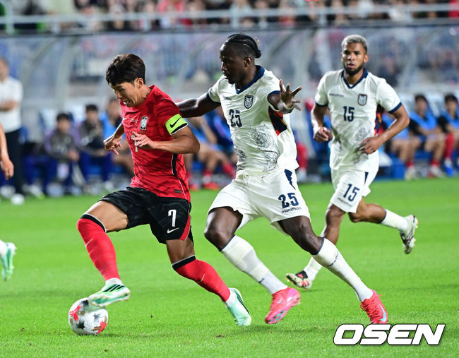 [OSEN=수원, 최규한 기자] 로베르트 모레노 감독이 이끄는 대한민국 축구대표팀이 24일 수원월드컵경기장에서 에콰도르와 친선경기를 가졌다.이날 경기는 모레노 감독의 대한민국 축구대표팀 데뷔전으로 임시 감독의 계약 기간은 오는 11월 27일까지다. A매치 6경기를 치른 뒤 성적과 경기 내용을 바탕으로 계약 연장 여부가 결정된다.전반 한국 손흥민이 돌파를 펼치고 있다. 2026.09.24 / dreamer@osen.co.kr