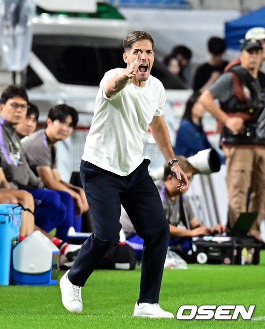 [OSEN=수원, 조은정 기자]로베르트 모레노 감독이 이끄는 대한민국 축구대표팀이 24일 수원월드컵경기장에서 에콰도르와 친선경기를 가졌다.이날 경기는 모레노 감독의 대한민국 축구대표팀 데뷔전으로 임시 감독의 계약 기간은 오는 11월 27일까지다. A매치 6경기를 치른 뒤 성적과 경기 내용을 바탕으로 계약 연장 여부가 결정된다.전반 대한민국 모레노 감독이 작전을 지시하고 있다. 2026.09.24 /cej@osen.co.kr