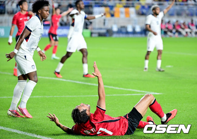 [OSEN=수원, 최규한 기자] 로베르트 모레노 감독이 이끄는 대한민국 축구대표팀이 24일 수원월드컵경기장에서 에콰도르와 친선경기를 가졌다.이날 경기는 모레노 감독의 대한민국 축구대표팀 데뷔전으로 임시 감독의 계약 기간은 오는 11월 27일까지다. A매치 6경기를 치른 뒤 성적과 경기 내용을 바탕으로 계약 연장 여부가 결정된다.전반 한국 송민규가 드리블 돌파 중 상대와 경합을 펼치다 넘어진 뒤 아쉬워하고 있다. 2026.09.24 / dreamer@osen.co.kr