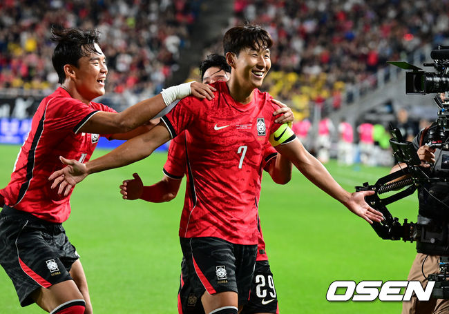 [OSEN=수원, 조은정 기자]로베르트 모레노 감독이 이끄는 대한민국 축구대표팀이 24일 수원월드컵경기장에서 에콰도르와 친선경기를 가졌다.이날 경기는 모레노 감독의 대한민국 축구대표팀 데뷔전으로 임시 감독의 계약 기간은 오는 11월 27일까지다. A매치 6경기를 치른 뒤 성적과 경기 내용을 바탕으로 계약 연장 여부가 결정된다.후반 대한민국 손흥민이 추가골을 넣은 뒤 날린 뒤 오현규와 기뻐하고 있다. 2026.09.24 /cej@osen.co.kr