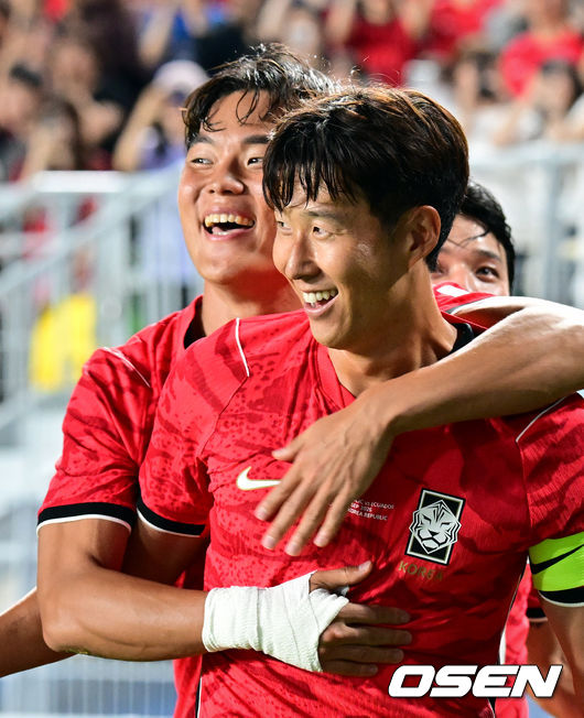 [OSEN=수원, 조은정 기자]로베르트 모레노 감독이 이끄는 대한민국 축구대표팀이 24일 수원월드컵경기장에서 에콰도르와 친선경기를 가졌다.이날 경기는 모레노 감독의 대한민국 축구대표팀 데뷔전으로 임시 감독의 계약 기간은 오는 11월 27일까지다. A매치 6경기를 치른 뒤 성적과 경기 내용을 바탕으로 계약 연장 여부가 결정된다.후반 대한민국 손흥민이 추가골을 넣은 뒤 날린 뒤 오현규와 기뻐하고 있다. 2026.09.24 /cej@osen.co.kr