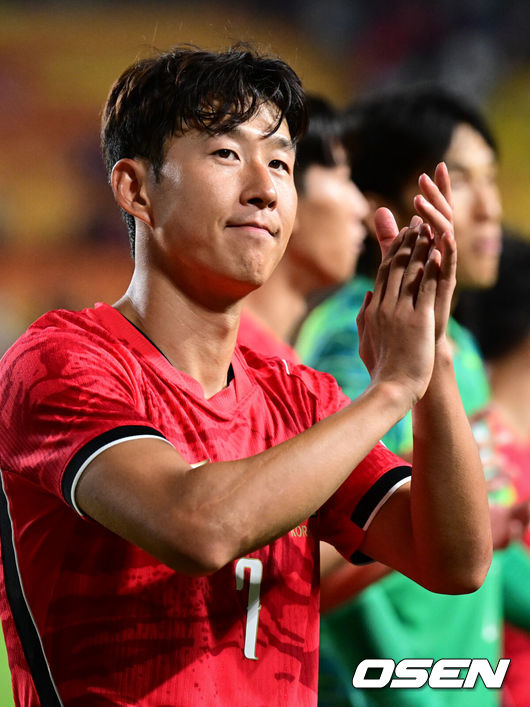 [OSEN=수원, 조은정 기자]최고의 출발이다. 한국 축구가 로베르토 모레노 감독의데뷔전을대승으로 장식했다.전반엔 다소 답답했지만, 후반에만 3골을 터트리며180도 달라진 모습을 보여줬다.모레노 임시 감독이 이끄는 대한민국 축구대표팀(FIFA 랭킹 32위)은24일 오후 8시 수원월드컵경기장에서 열린 9월 A매치 평가전에서 에콰도르(FIFA 랭킹 25위)를 3-0으로 제압했다. 모레노호는 마찬가지로 마르셀로 가야르도 감독의 데뷔전이었던 에콰도르를 제물 삼아 기분 좋게 첫 단추를 끼웠다.대한민국 손흥민이 관중을 향해 인사를 하고 있다. 2026.09.24 /cej@osen.co.kr